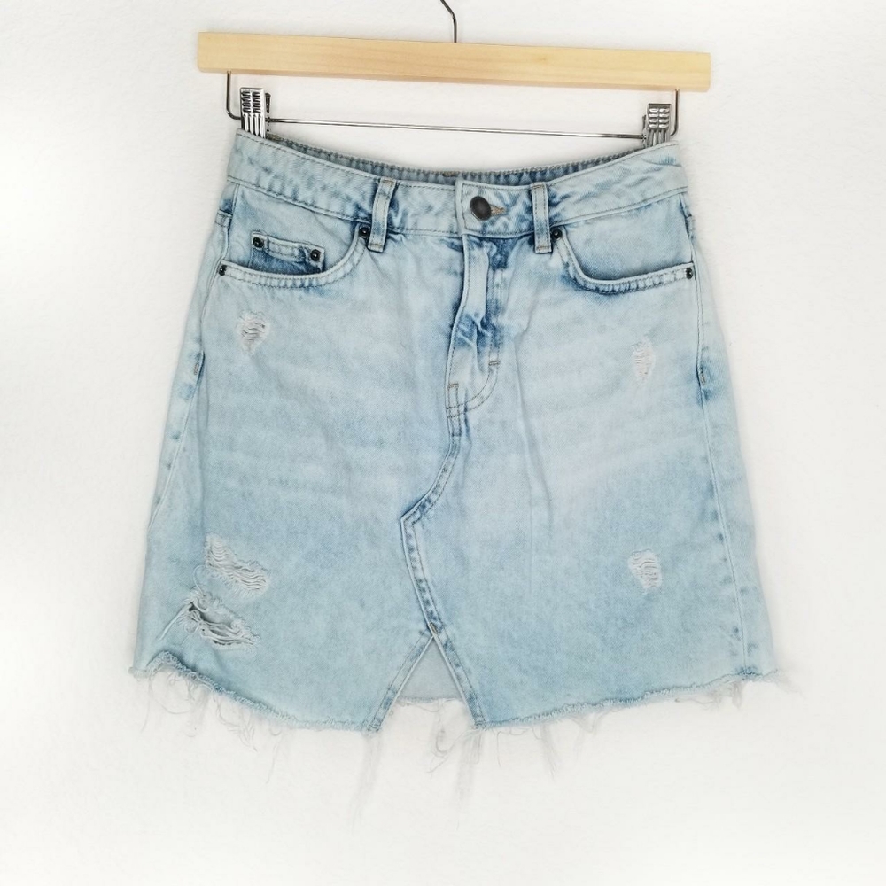H&M Divided Light Wash Denim Distressed Mini Skirt Size 2